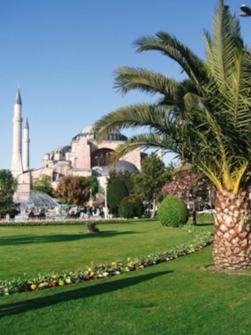 公園をはさんだ向かいにあるアヤソフィアは朱色の外観