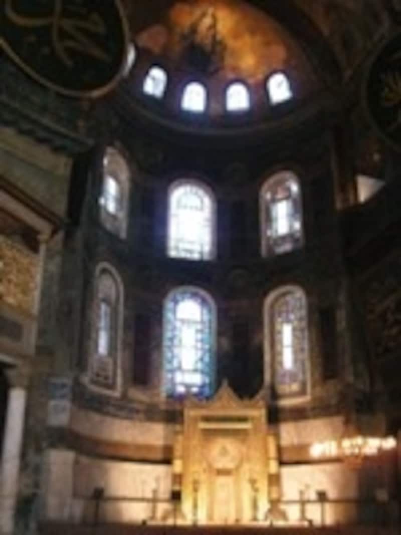 ドーム天井に聖母マリア、その下やや右寄りにミフラーブ