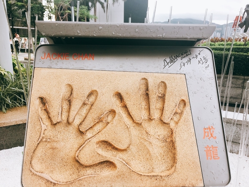 自分の手をあてて記念撮影ができる