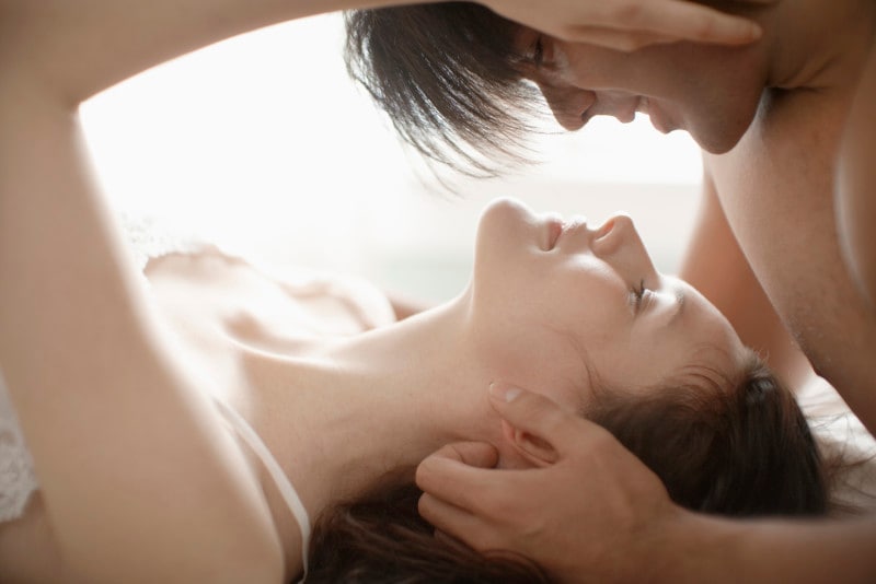 セックスの時、服を脱がせるのは男性の義務……とは、限らないかも