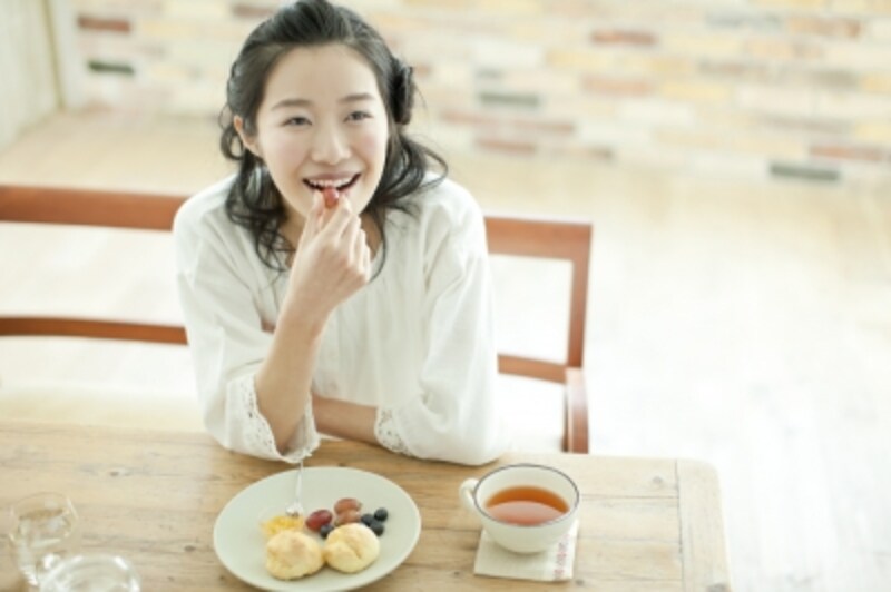 ひと口で食べずに唇で食べ物を挟み、箸や指で押し込む女性/食事中にやたらと舌なめずりをする女性