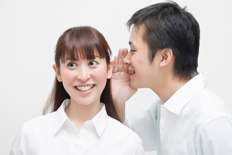 「今の誰だっけ？」「今のどういう意味？」など、小声で質問をしてくる
