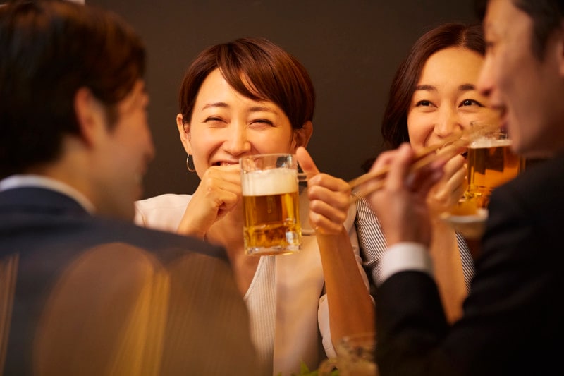 お酒を飲むと陽気になる、笑い上戸の人の心理