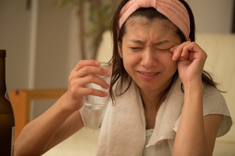 お酒を飲むと愚痴る、泣き上戸の人の心理