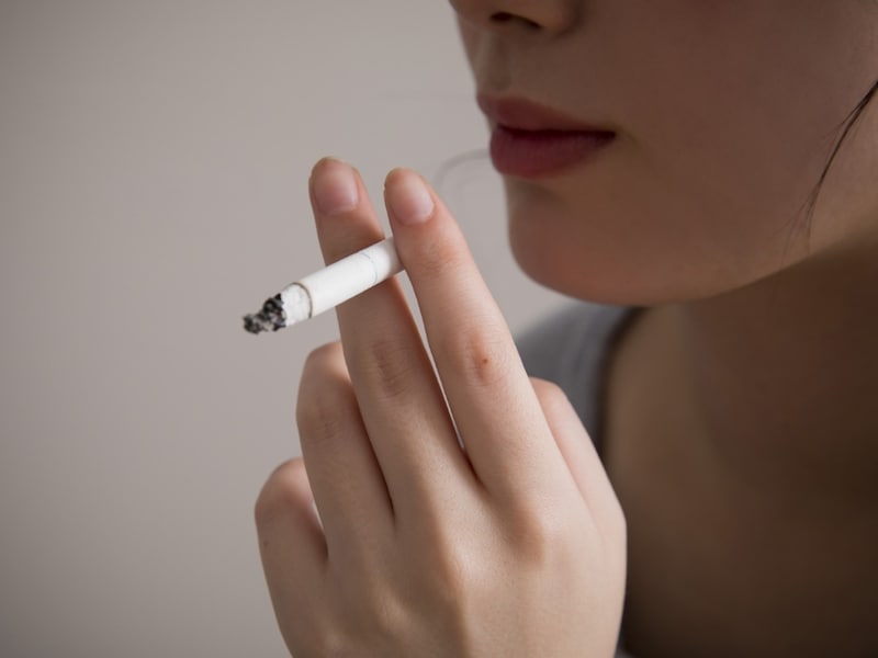 タバコを吸う若い女性の割合は、比較的横ばいです