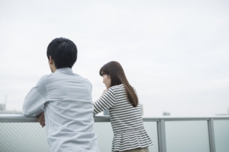泣いていることに気づかないふりをして、話題を変える