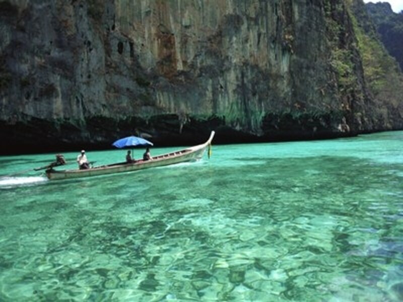 プーケット島は経由のみでピピ島だけに滞在するというファンも多い(c)