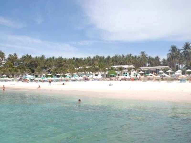 島内の高級リゾート「ザ・ラチャ」はビーチの美しさだけでなく、スパやレストランのレベルも高いと好評(c)yoko sakamoto