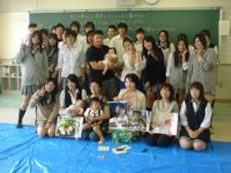 赤ちゃんを囲んで、記念写真を撮ったクラスも。