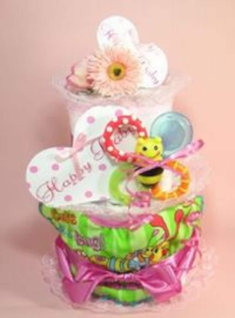 Ｓassy(サッシー） ビブスタイ＆ビブ歯がため付 ハッピービブ2段オムツケーキ￥7700。クリックするとアマゾンのサイトに飛びます。