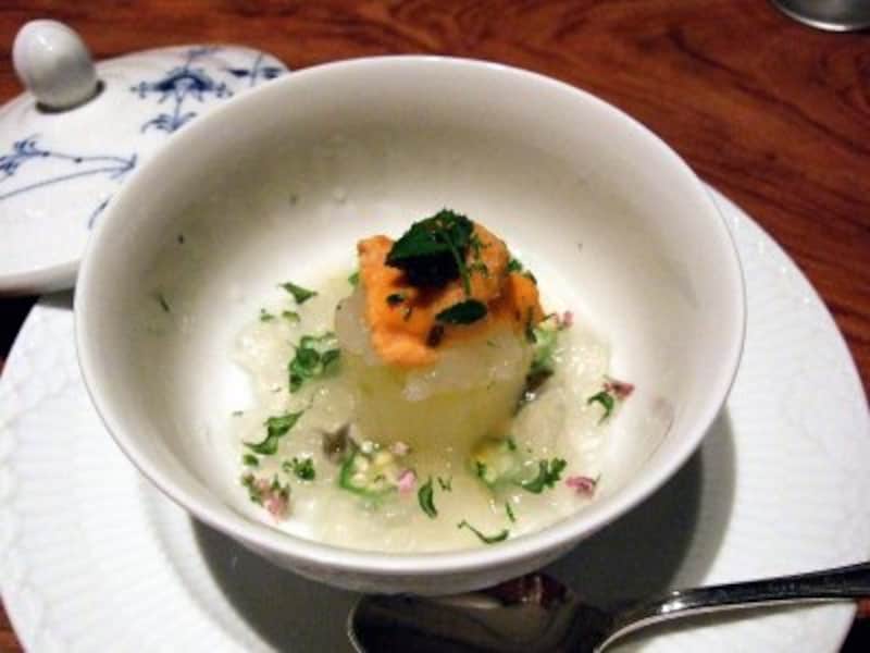 冬瓜と蝦夷雲丹とキャビアのジュレ仕立て。