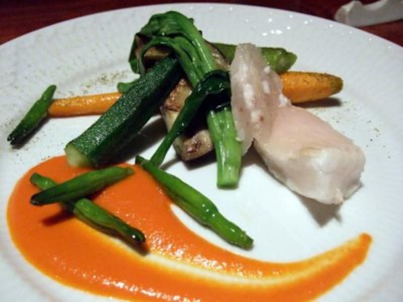 北海道産サメガレイの蒸し焼き 赤ピーマンのソース