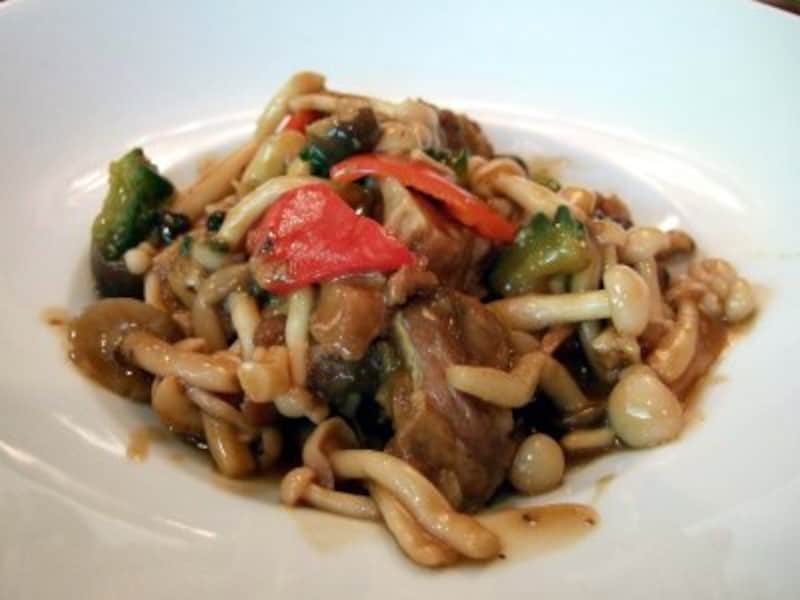 スペアリブ、苦瓜、しめじの中国味噌煮込み