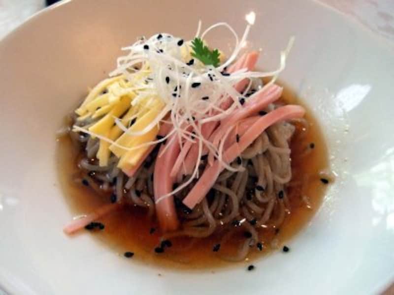 ロースハム、錦糸玉子入り黒胡麻冷麺 胡麻味噌だれ