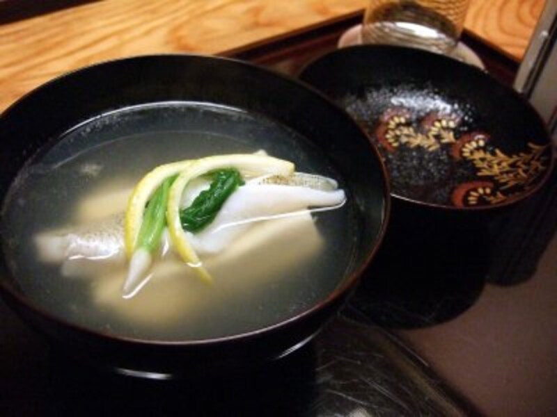 鱚の葛タタキと汲み上げ湯葉の葛豆腐による椀物