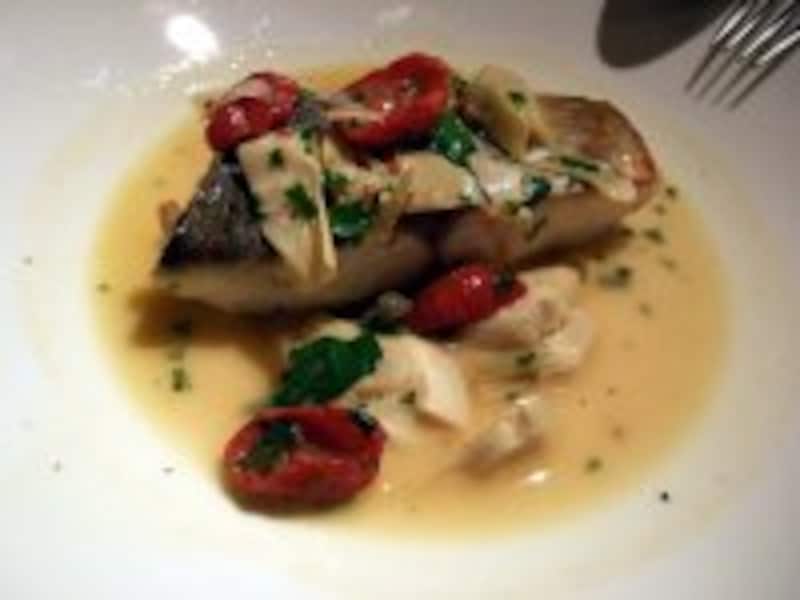 鮮魚のソテー、カルチョーフィ・ドライトマトのソース。