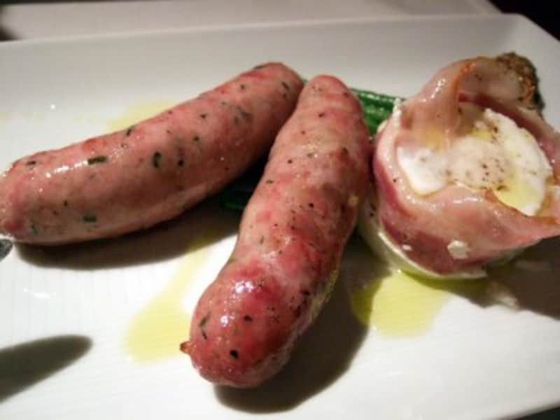 白金豚の自家製ソーセージのグリル、卵のオーブン焼添え。