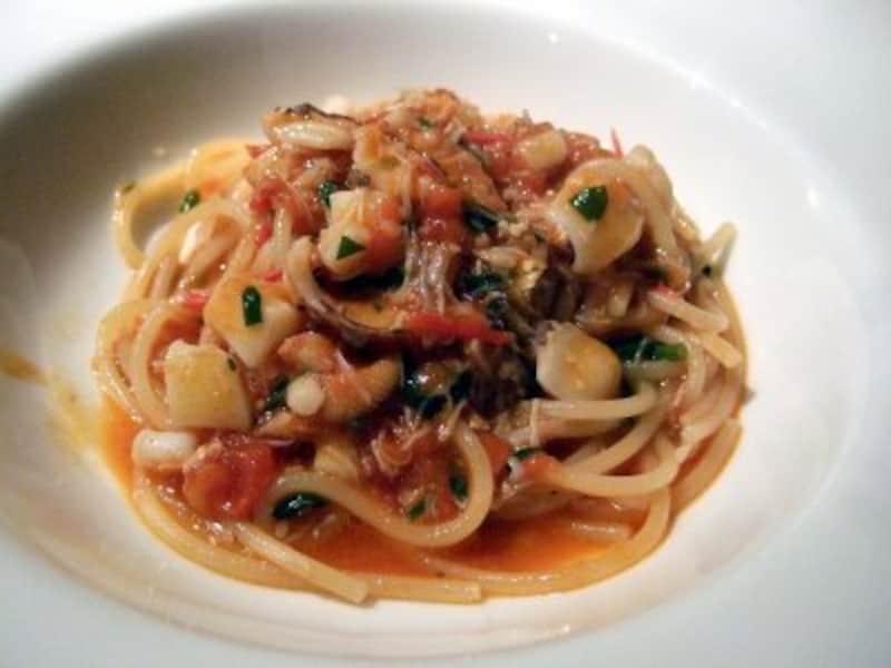 北海道産活毛蟹とモンゴイカのフレッシュトマトソース。