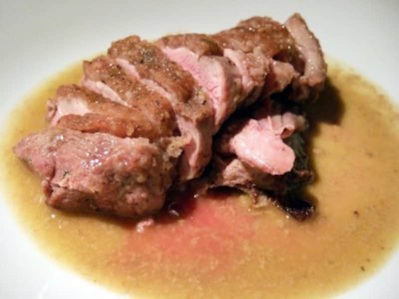 茨城産窒息鴨 骨付き胸肉のオーブン焼き、ハチミツとフォアグラソース。