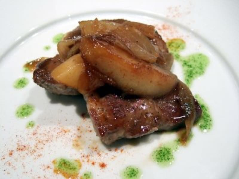 カタルーニャ産デュロック豚とリンゴのアサード。