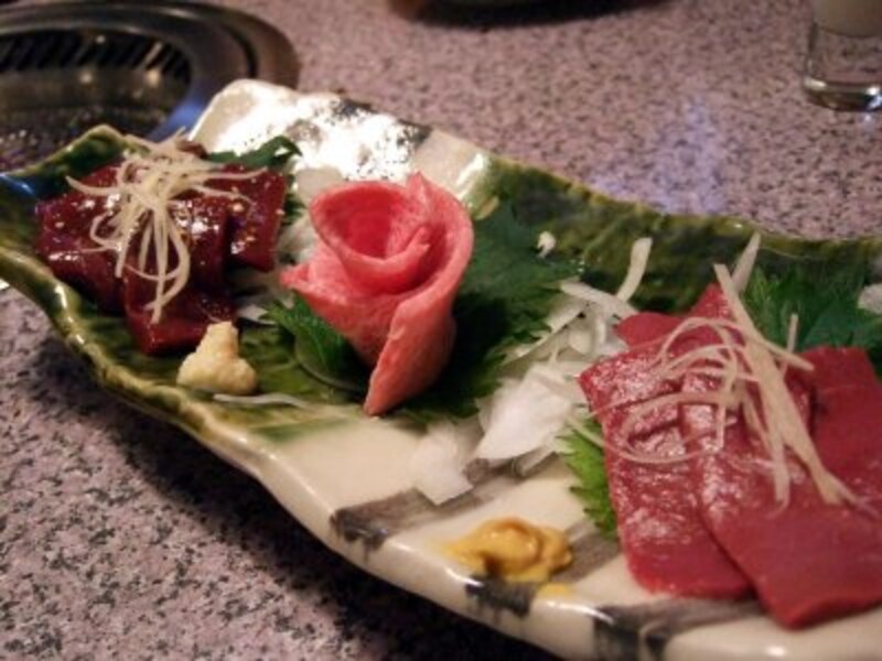 刺身盛り合わせ（ハツ・トロ・レバー）。