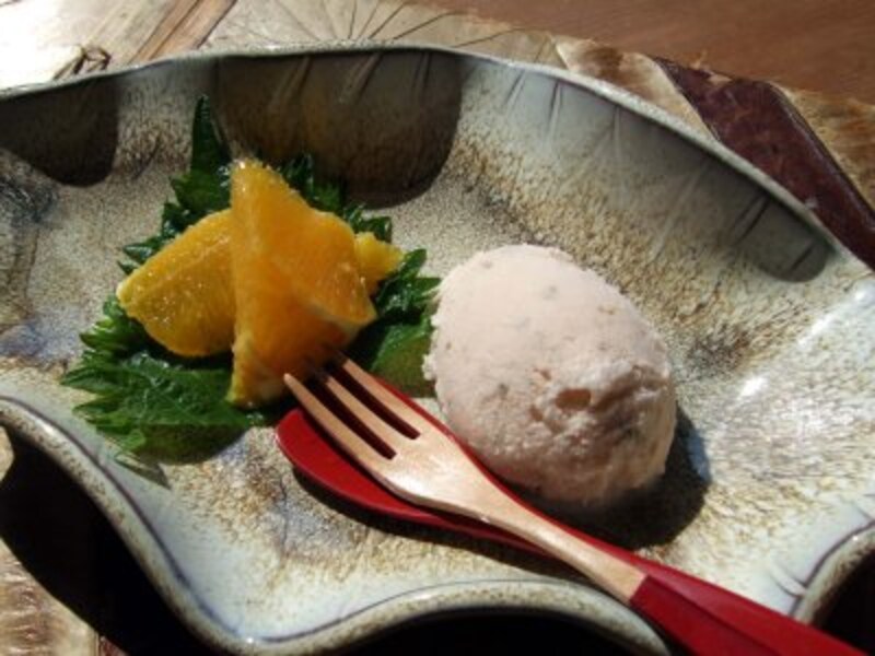 桜のアイスクリームとオレンジ。