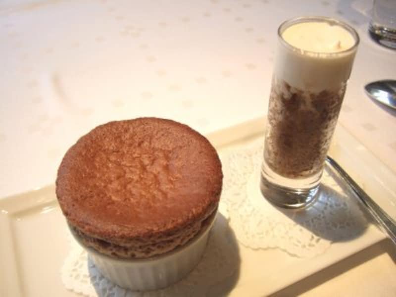 チョコレートのスフレ コーヒーのグラニテ添え。