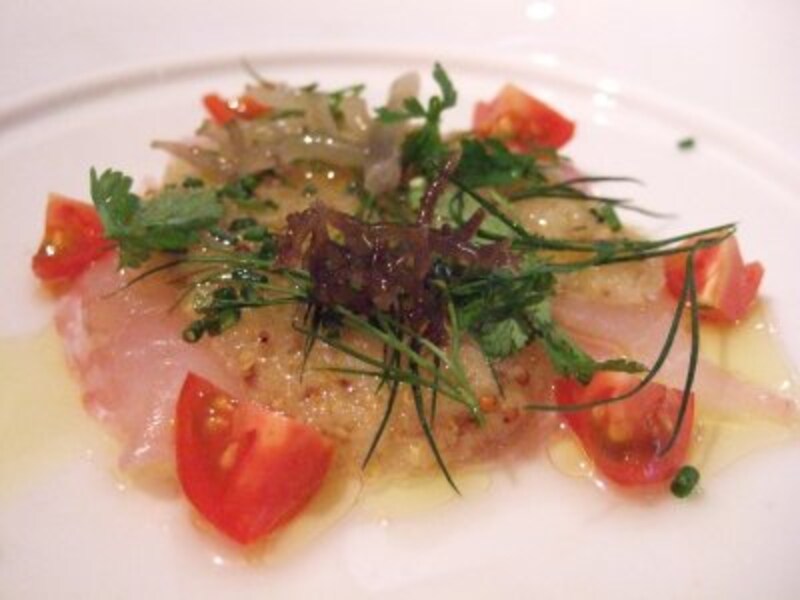 鮮魚のカルパッチョ(2,000円）。
