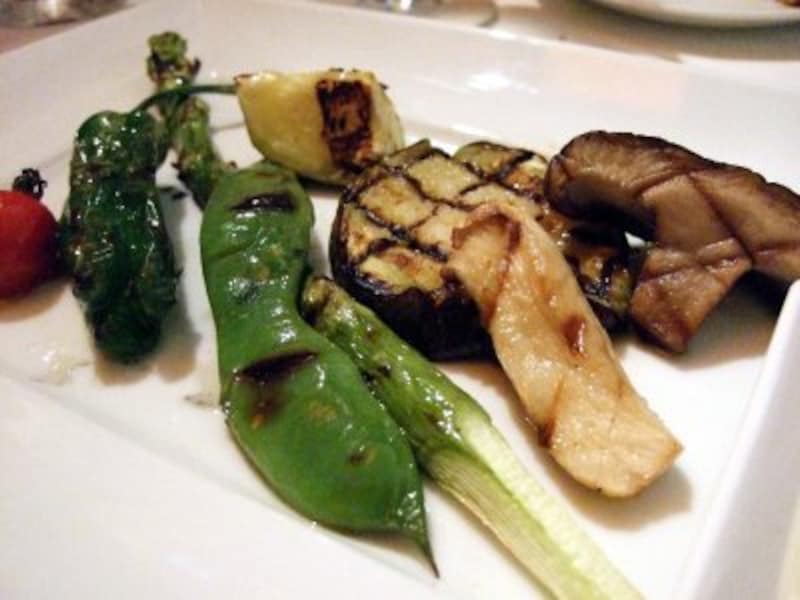 厳選された野菜のグリル、バーニャカウダソース（1,500円）。