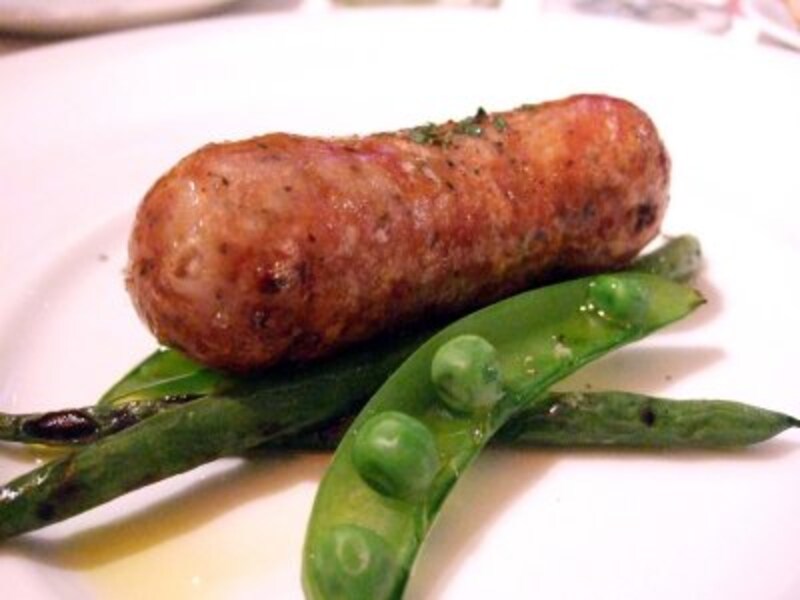 黒胡椒を効かせた犬鳴豚の自家製ソーセージ（1,800円）。