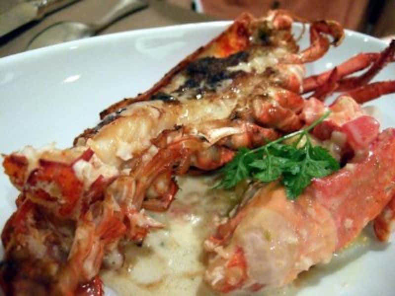 活けオマール海老の特製ポワレ。