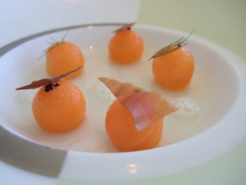 Gelee de jambon cru,melon,emulsion de pernod。