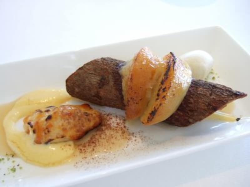 桃のコンポートとソルベ、カネルカシアのシブーストを添えて。