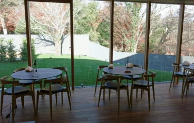 広い芝の前庭を臨むメインダイニング。静謐なモンテヴェルディの流れる中、落ち着いて食事ができます。