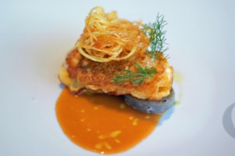 魚のピカタ、濃いえびのソース