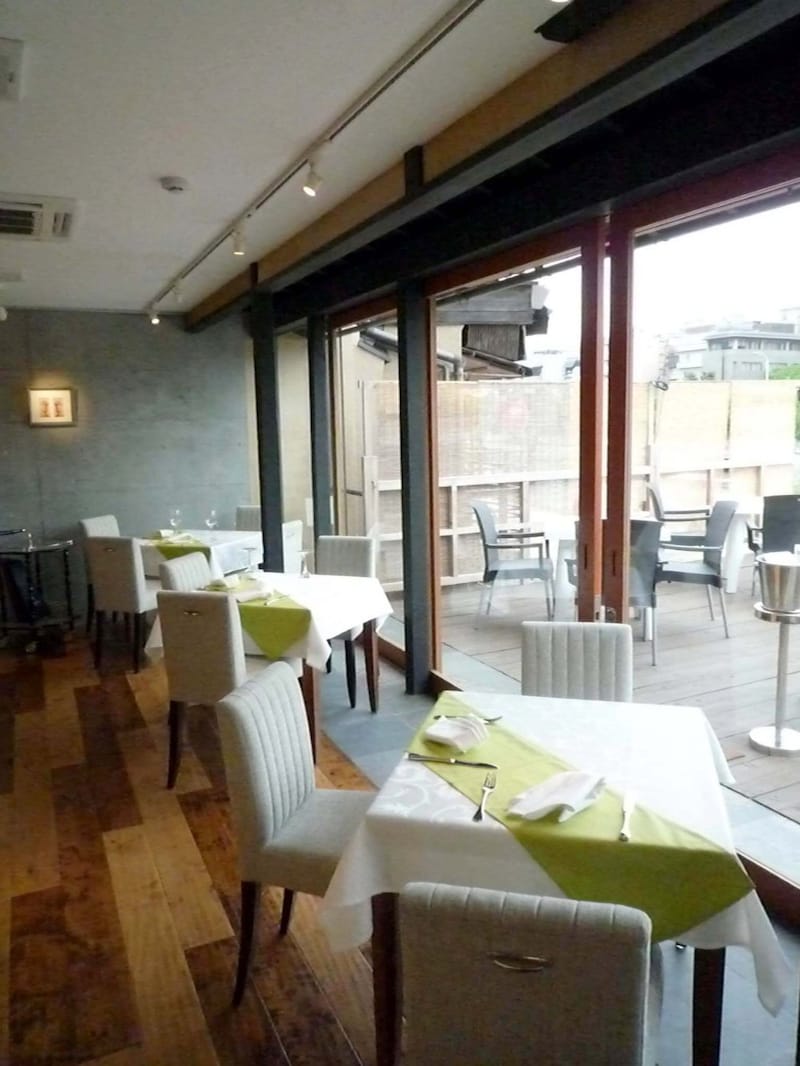 1階のテーブル席