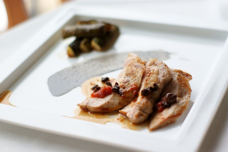 Lombo di maiale arrosto con zucchine all'origano, olive e pomodori secchi。