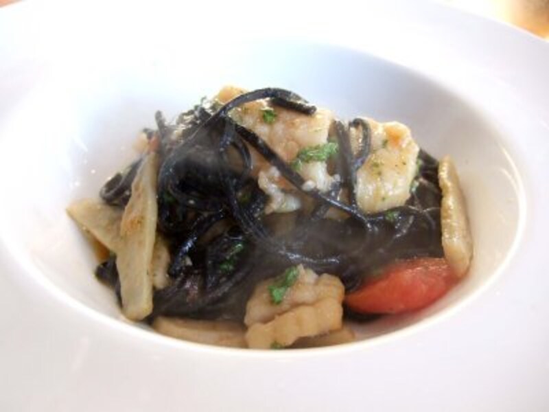 イカ墨を練り込んだタリオリーニ 鱧とアーティチョークのソース。