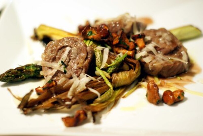 徳島県すだち牛のロートロ炭火焼き アスパラガスのロースト。