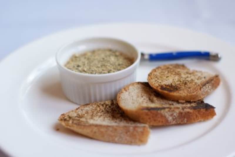 フランスシャラン鴨のリエット ライ麦パン添え。