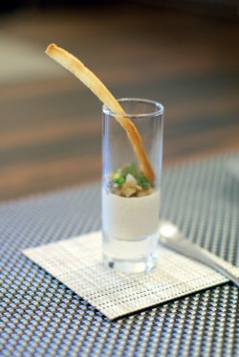 シャンピニオン・ド・パリのムース キノコのエキスとクルトンのアクセント。