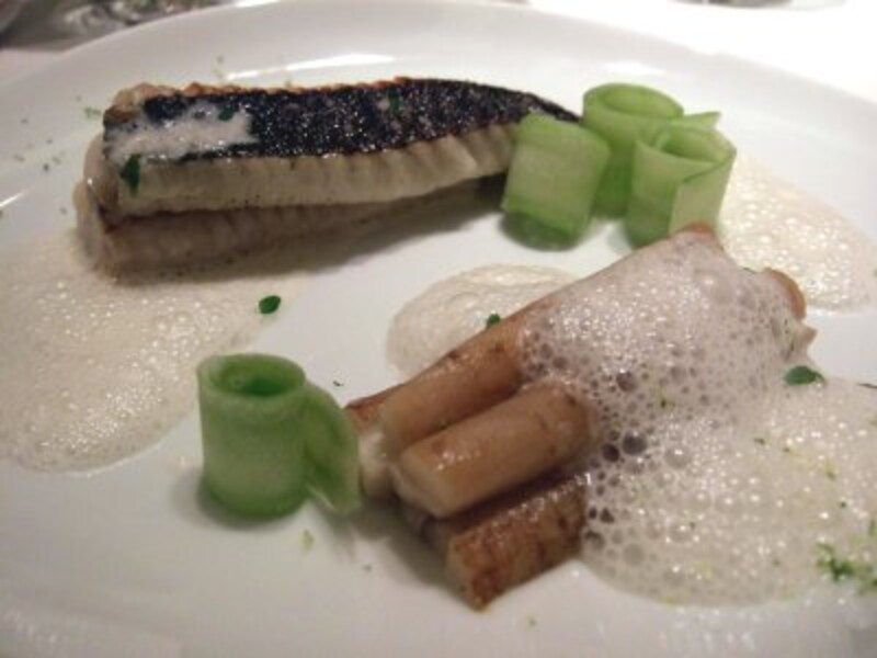 山椒風味の黒ガレイ、根セロリの泡立てたピューレ、酸味を効かせた新牛蒡、胡瓜を添えて。