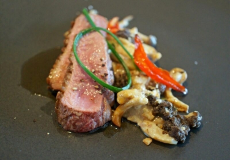 フランス産シャラン鴨のロティ、キノコのフリカッセ、カリカリとしたシャンピニオンデュクセル