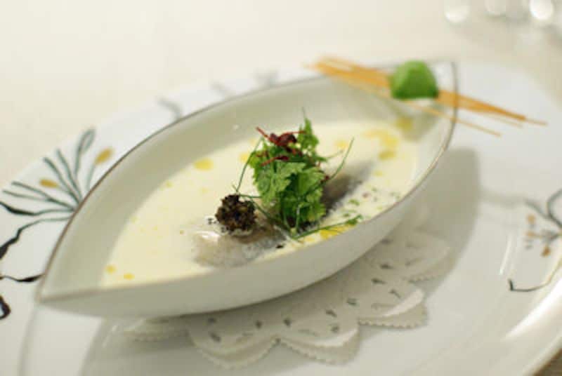 鮎のコンフィ、そのガラでとったヴィシソワーズ仕立て。