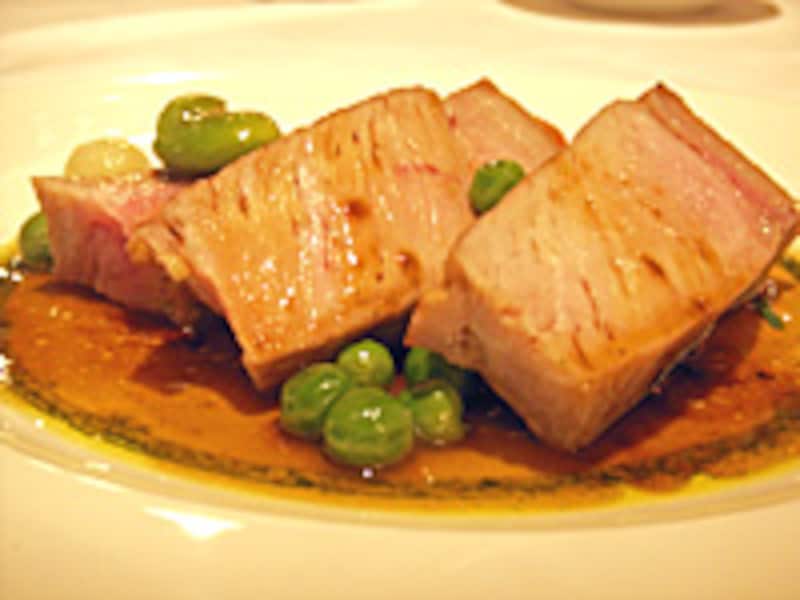 フランス産ラベル・ルージュ背肉のポワレ、市場からの季節野菜を添えて（お2人様より）