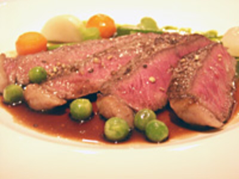 岩手産牛ランプ肉のポワレ、ゲランド産の海粒塩、赤ワインソース