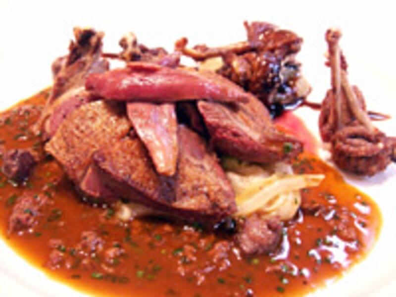 スペシャリテ、フランス産仔鳩のロースト　ブレゼした腿肉とエキスのしっかりつまったソースで