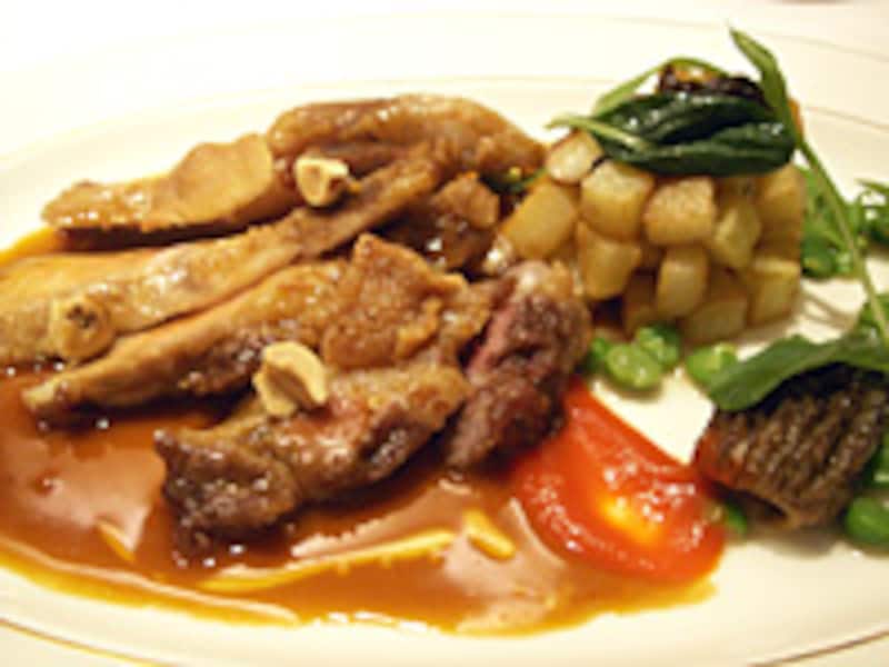 バスク種豚骨付きロース肉のロースト　フレッシュモリーユ茸を添えて