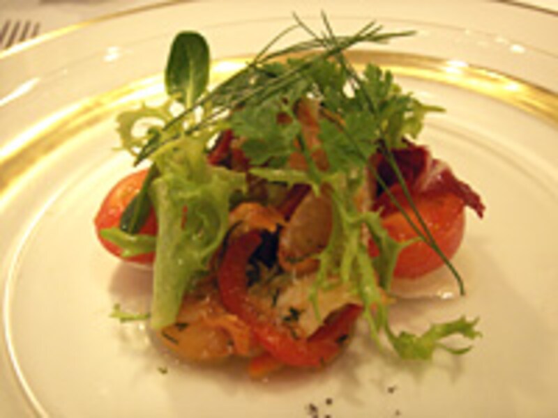 阿寒湖産のエビガニとアンズ茸のマリネ “ペタスィル・シュニッテ”と共に