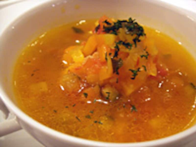 >「“フィッシュ・ズッペ”　軽く燻製にしたヒメマスと夏野菜のスープ